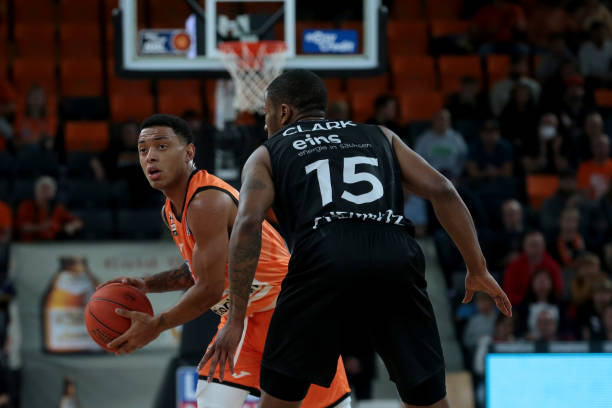 但她们以快 但她们以快